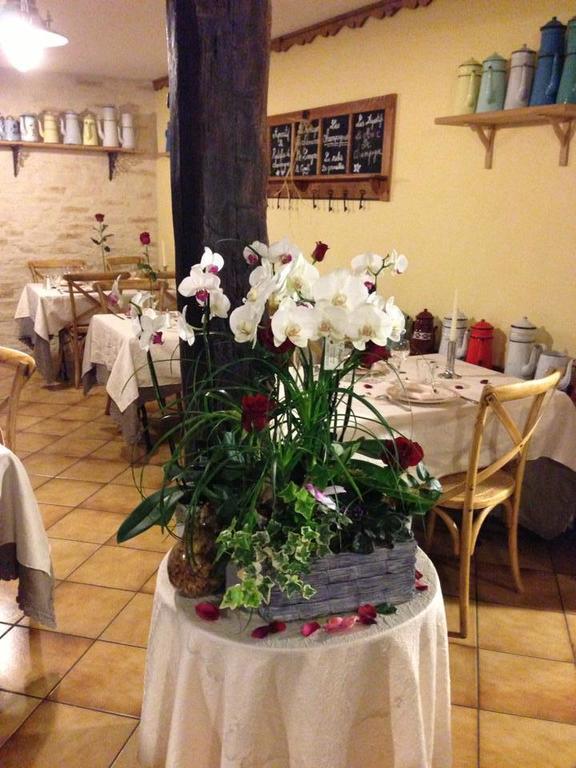 Logis Hotel La Grange Du Relais Коломбе-ле-Дез-Еґліз Екстер'єр фото