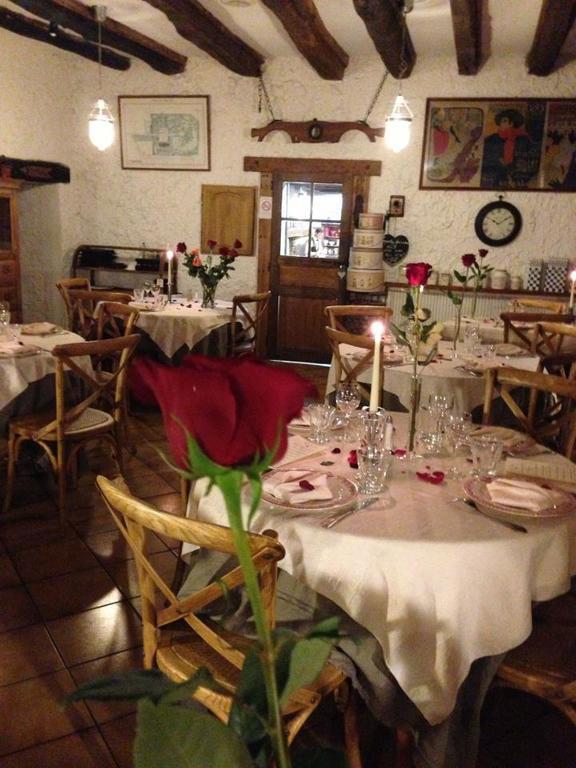 Logis Hotel La Grange Du Relais Коломбе-ле-Дез-Еґліз Екстер'єр фото