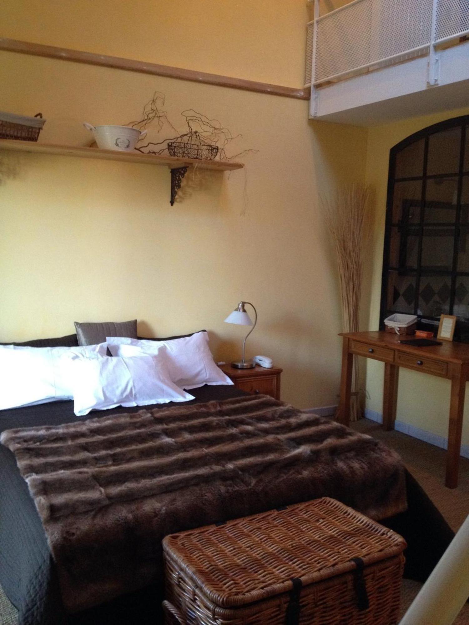 Logis Hotel La Grange Du Relais Коломбе-ле-Дез-Еґліз Екстер'єр фото