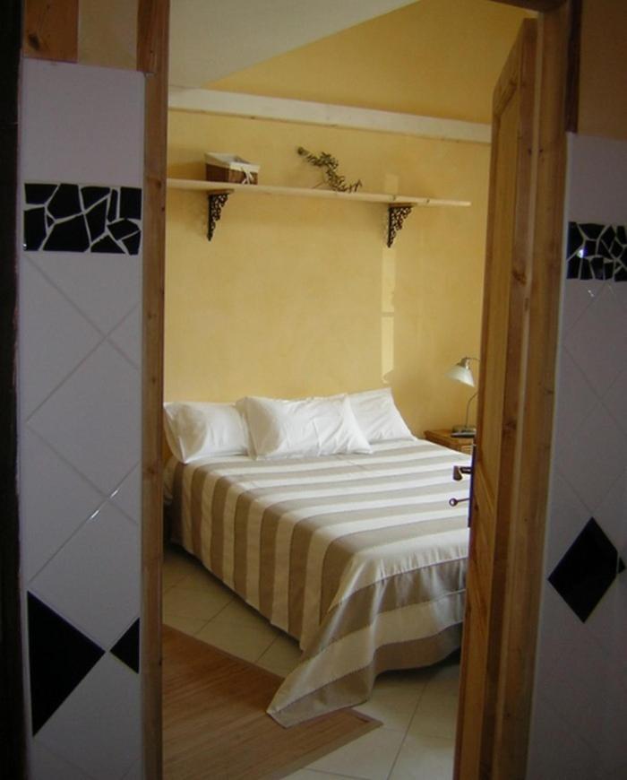 Logis Hotel La Grange Du Relais Коломбе-ле-Дез-Еґліз Екстер'єр фото