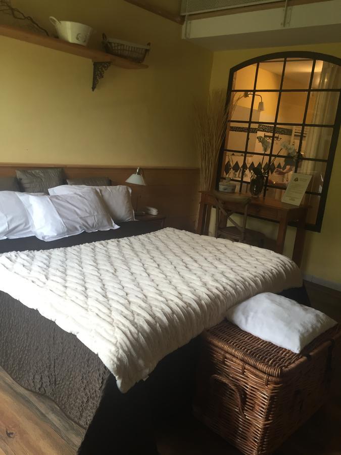 Logis Hotel La Grange Du Relais Коломбе-ле-Дез-Еґліз Екстер'єр фото